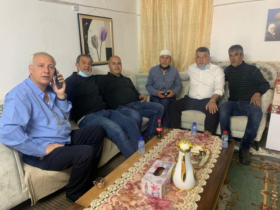 النائب يوسف جبارين يزور بيت والد رئيس البلدية عقب جريمة الاعتداء